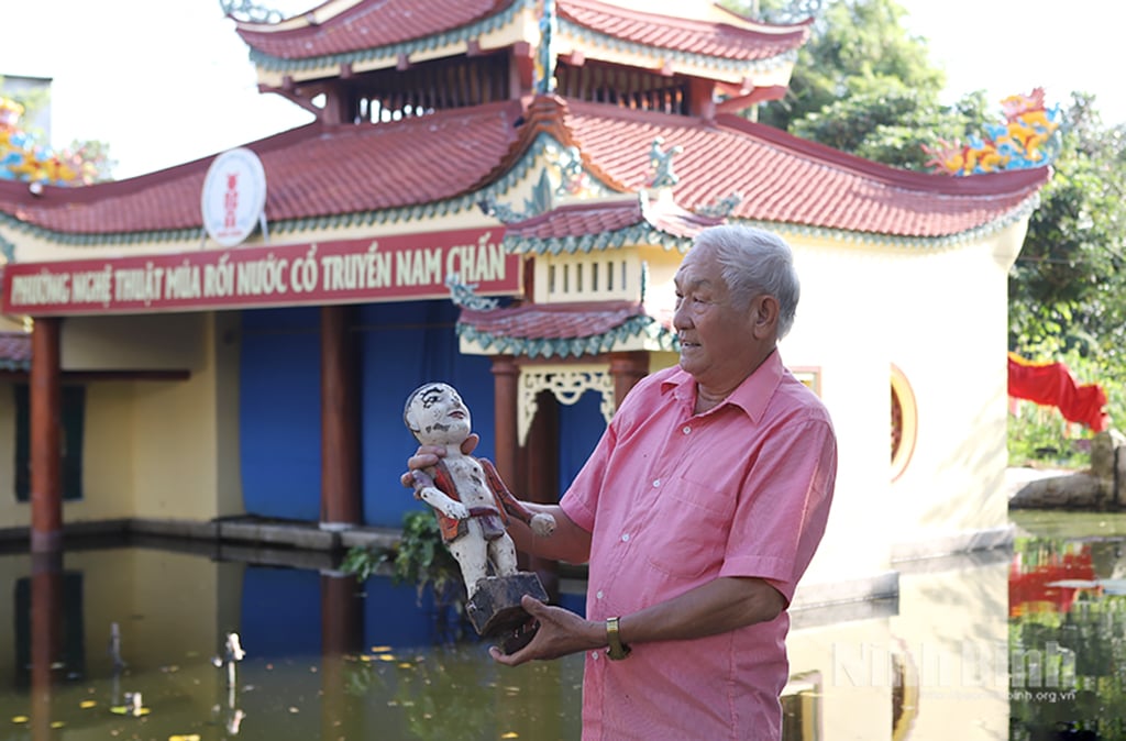 សិប្បករ​វ័យ​ចំណាស់​នៃ​ក្រុម​អាយ៉ង​ទឹក។