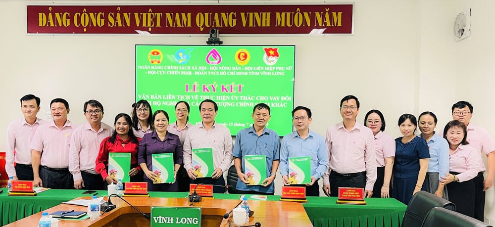ពិធីចុះហត្ថលេខាលើឯកសាររួមស្តីពីការអនុវត្តការផ្តល់ប្រាក់កម្ចីដែលបានប្រគល់ជូនគ្រួសារក្រីក្រ និងមុខវិជ្ជាគោលនយោបាយផ្សេងទៀត រវាងសាខាខេត្តនៃធនាគារវៀតណាមសម្រាប់គោលនយោបាយសង្គម និងអង្គការនយោបាយសង្គម-ថ្នាក់ខេត្ត។