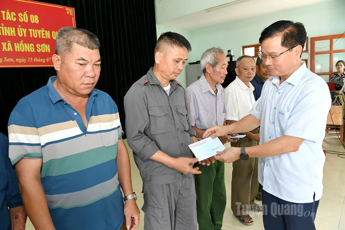 សមមិត្ត Tran Quang Minh សមាជិកគណៈកម្មាធិការអចិន្ត្រៃយ៍បក្សខេត្ត ប្រធានគណៈកម្មាធិការអធិការកិច្ចបក្សខេត្ត បានជូនអំណោយដល់ប្រជាជនដែលមានបដិវត្តន៍រួមវិភាគទាននៅឃុំ Hong Son។ រូបថត៖ Huy Hoang