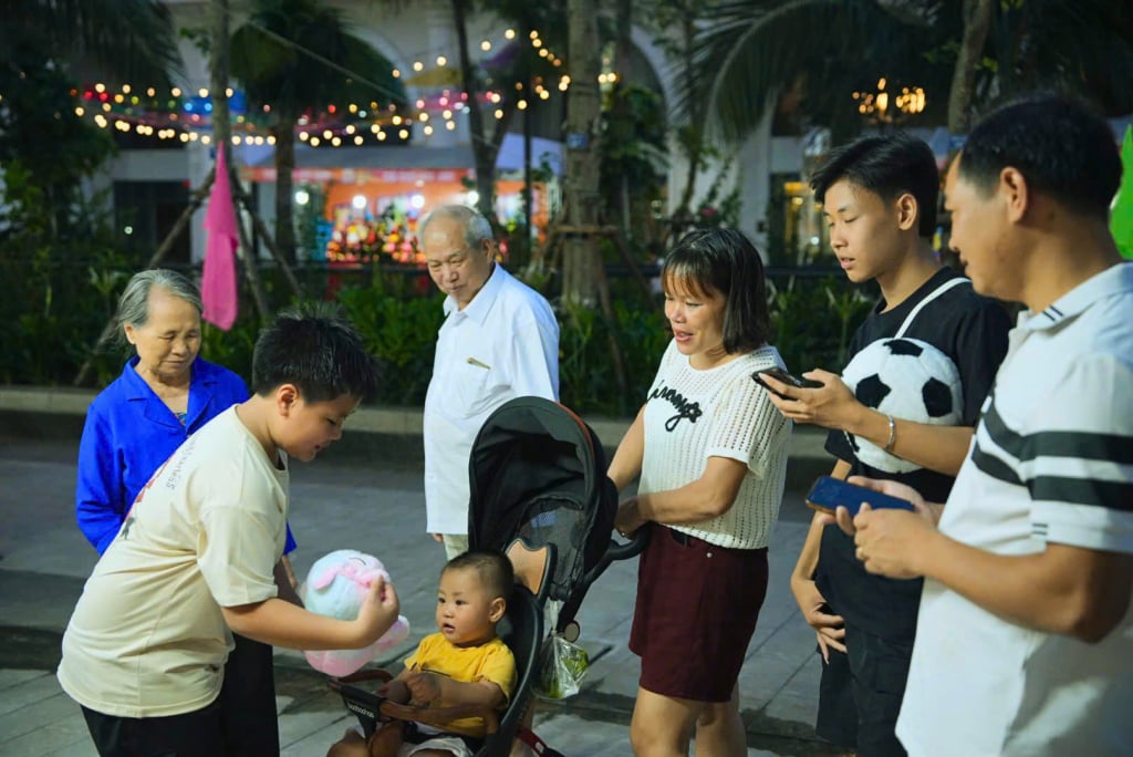 Gia đình đa thế hệ đều tìm thấy niềm vui cho mình tại Halong Marina Street Fest.