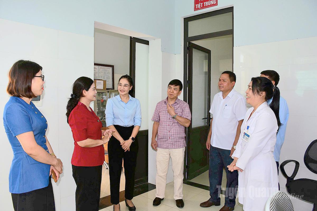 Đồng chí Vương Ngọc Hà, Uỷ viên Ban Thường vụ Tỉnh uỷ, Phó Chủ tịch UBND tỉnh kiểm tra cơ sở vật chất tại Trạm Y tế Bình Yên.