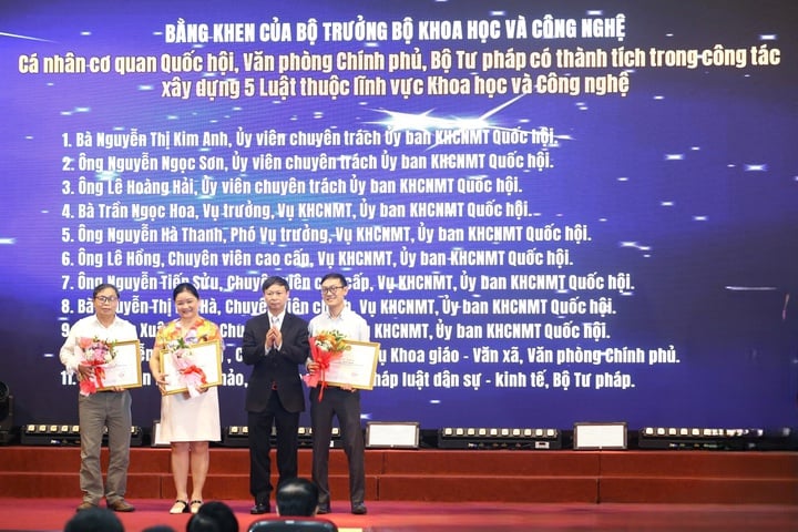 Vinh danh các tập thể, cá nhân tiêu biểu đóng góp vào hành trình lập pháp và chuyển đổi số ngành KH&CN - Ảnh 5.
