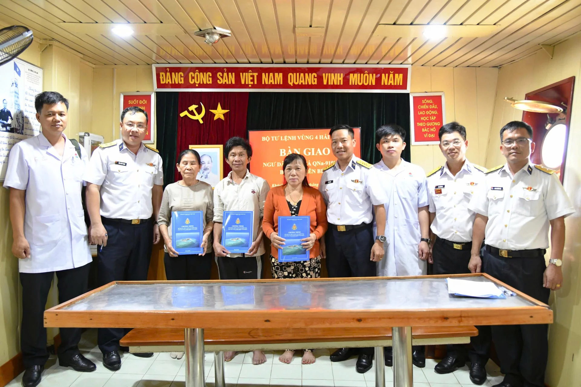 Tiến hành thủ tục bàn giao ngư dân cho gia đình.