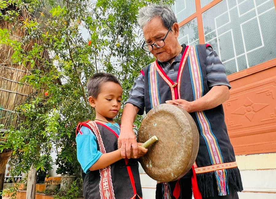 them2-ong-siu-klah-huong-dan-em-siu-thuong-cach-cam-dui-va-cam-nhip-chieng-anh-dong-lai.jpg