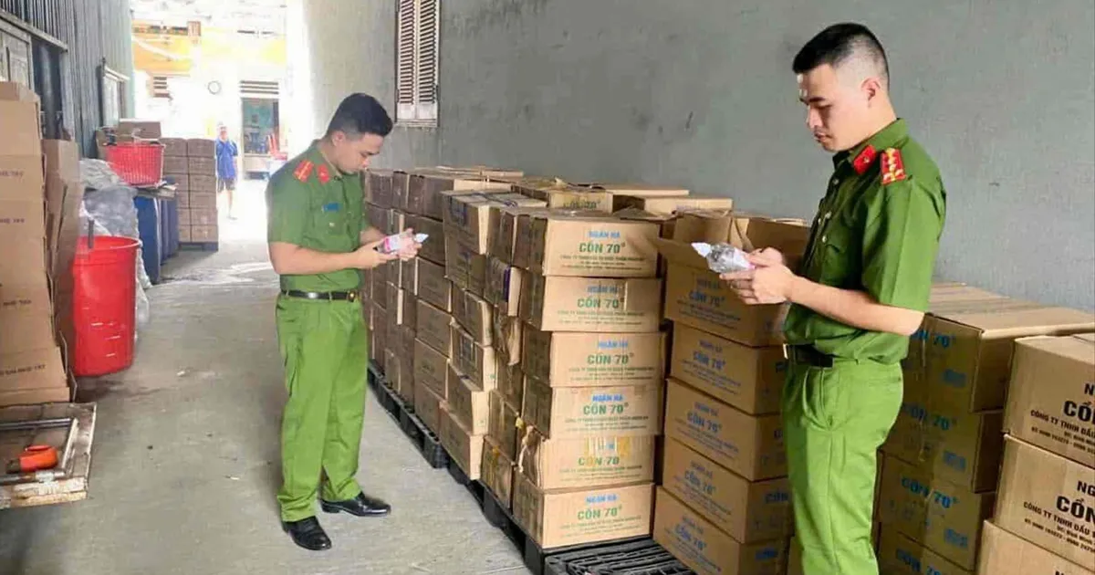 Công an Hà Tĩnh triệt phá đường dây sản xuất, buôn bán cồn y tế giả quy mô lớn