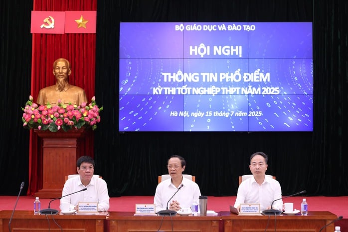 Bất ngờ với phổ điểm 3 môn thi tốt nghiệp ở TP HCM - Ảnh 1.