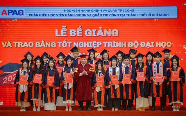  Hơn 300 sinh viên Phân hiệu Học viện Hành chính và Quản trị công TP.HCM tốt nghiệp  - Ảnh 1.