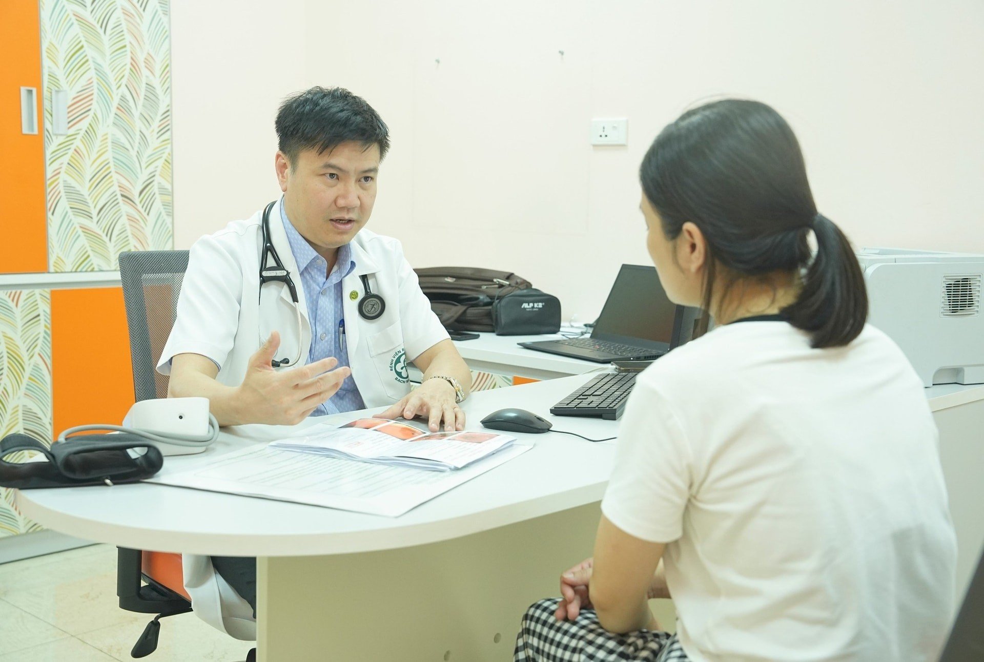 Bệnh nhân tham gia khám, chữa bệnh theo yêu cầu tại Bệnh viện Bạch Mai.