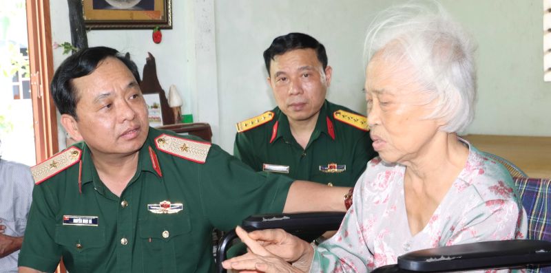 Visit and give gifts to policy families in Hue