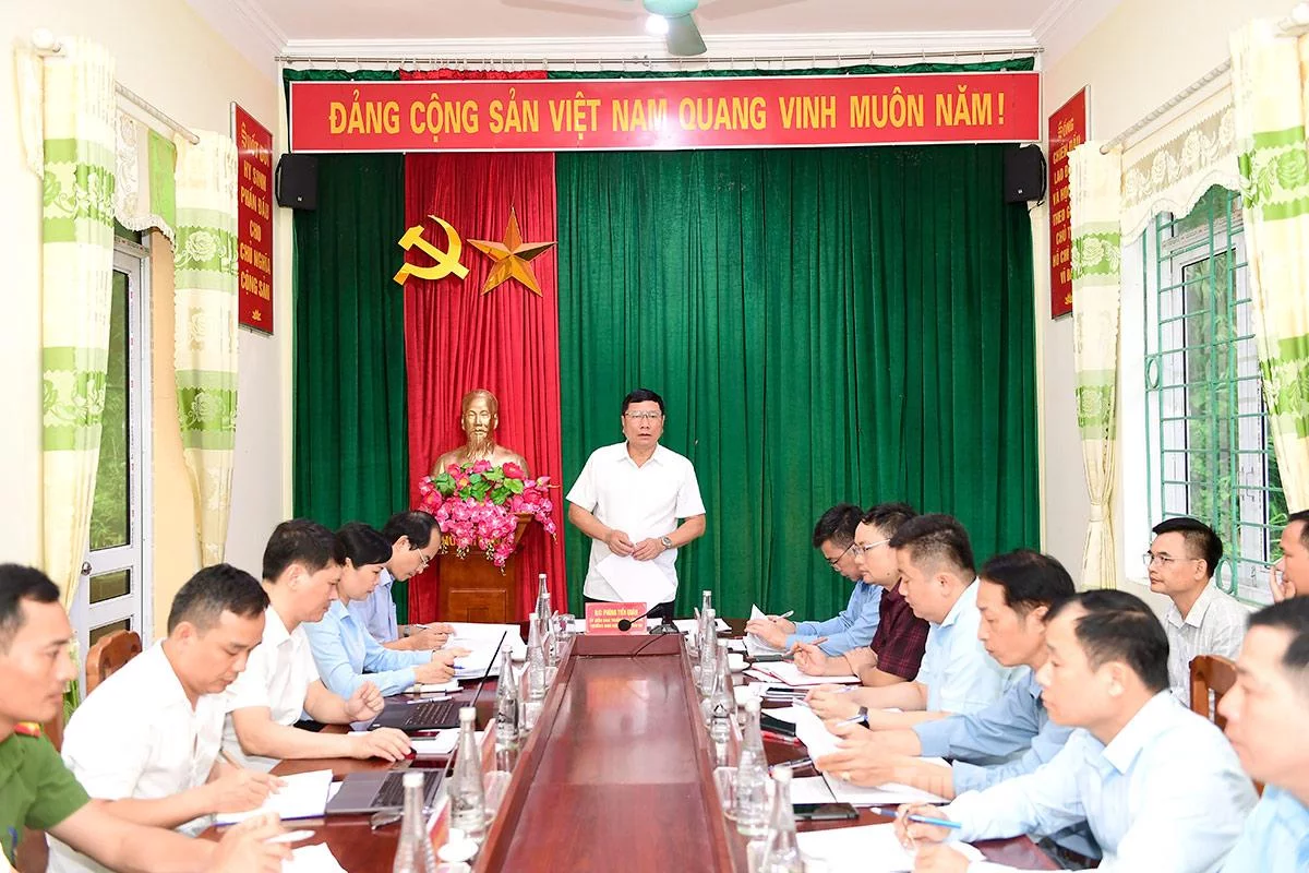 សមមិត្ត Phung Tien Quan សមាជិកគណៈកម្មាធិការអចិន្ត្រៃយ៍បក្សខេត្ត ប្រធានគណៈកម្មាធិការកិច្ចការផ្ទៃក្នុងនៃគណៈកម្មាធិការបក្សខេត្ត ប្រធានក្រុមការងារលេខ៧ បានមានប្រសាសន៍ក្នុងកិច្ចប្រជុំការងារជាមួយឃុំ Thuong Nong។