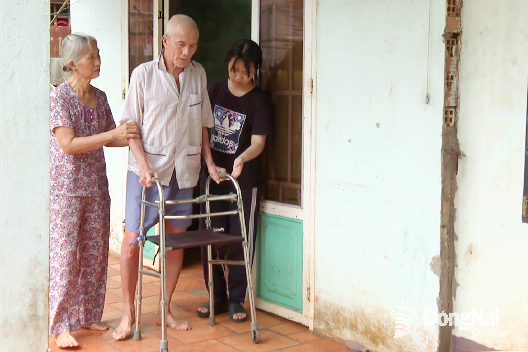 Chi phí đại học cho cháu gái là gánh nặng quá lớn với gia đình bà Hoa. Ảnh: Thu Hiền