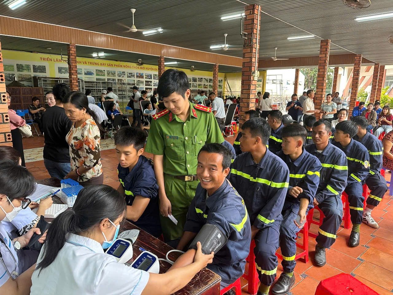 មន្ត្រី និងយោធិននៃកម្លាំងនគរបាលឃុំ Da Teh ចូលរួមបរិច្ចាគឈាម