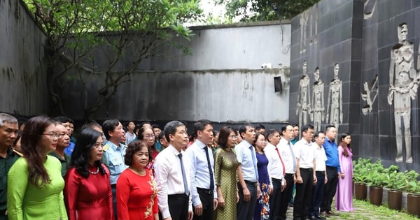 Phường Cửa Nam dâng hương tưởng niệm các anh hùng liệt sĩ tại nhà tù Hỏa Lò