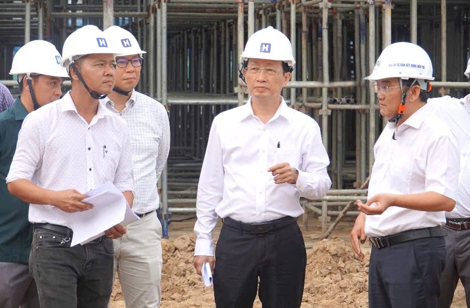 Ông Nguyễn Trúc Sơn- Phó Chủ tịch UBND tỉnh Vĩnh Long khảo sát thực tế tại công trình.