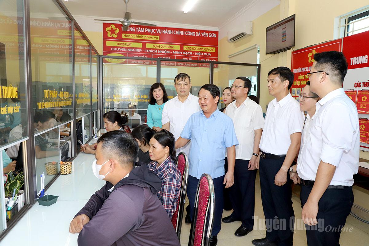 លេខាបក្សខេត្ត Hau A Lenh បានចុះពិនិត្យការដោះស្រាយបែបបទរដ្ឋបាលបម្រើប្រជាពលរដ្ឋនៅមជ្ឈមណ្ឌលសេវារដ្ឋបាលសាធារណៈឃុំ Yen Son។