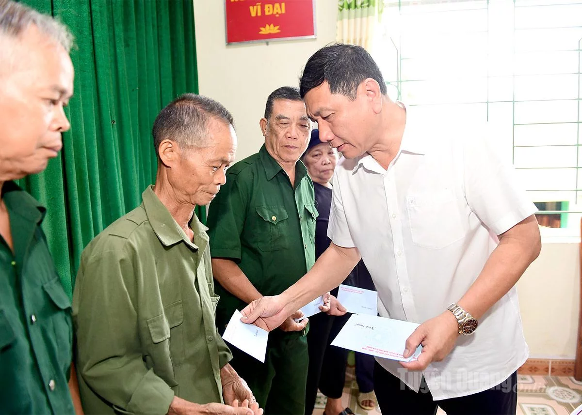 សមមិត្ត Phung Tien Quan សមាជិកគណៈកម្មាធិការអចិន្ត្រៃយ៍បក្សខេត្ត ប្រធានគណៈកម្មាធិការកិច្ចការផ្ទៃក្នុងនៃគណៈកម្មាធិការបក្សខេត្ត បានជូនអំណោយដល់គ្រួសារគោលនយោបាយ និងអ្នកមានបុណ្យនៅឃុំ Thuong Nong ។