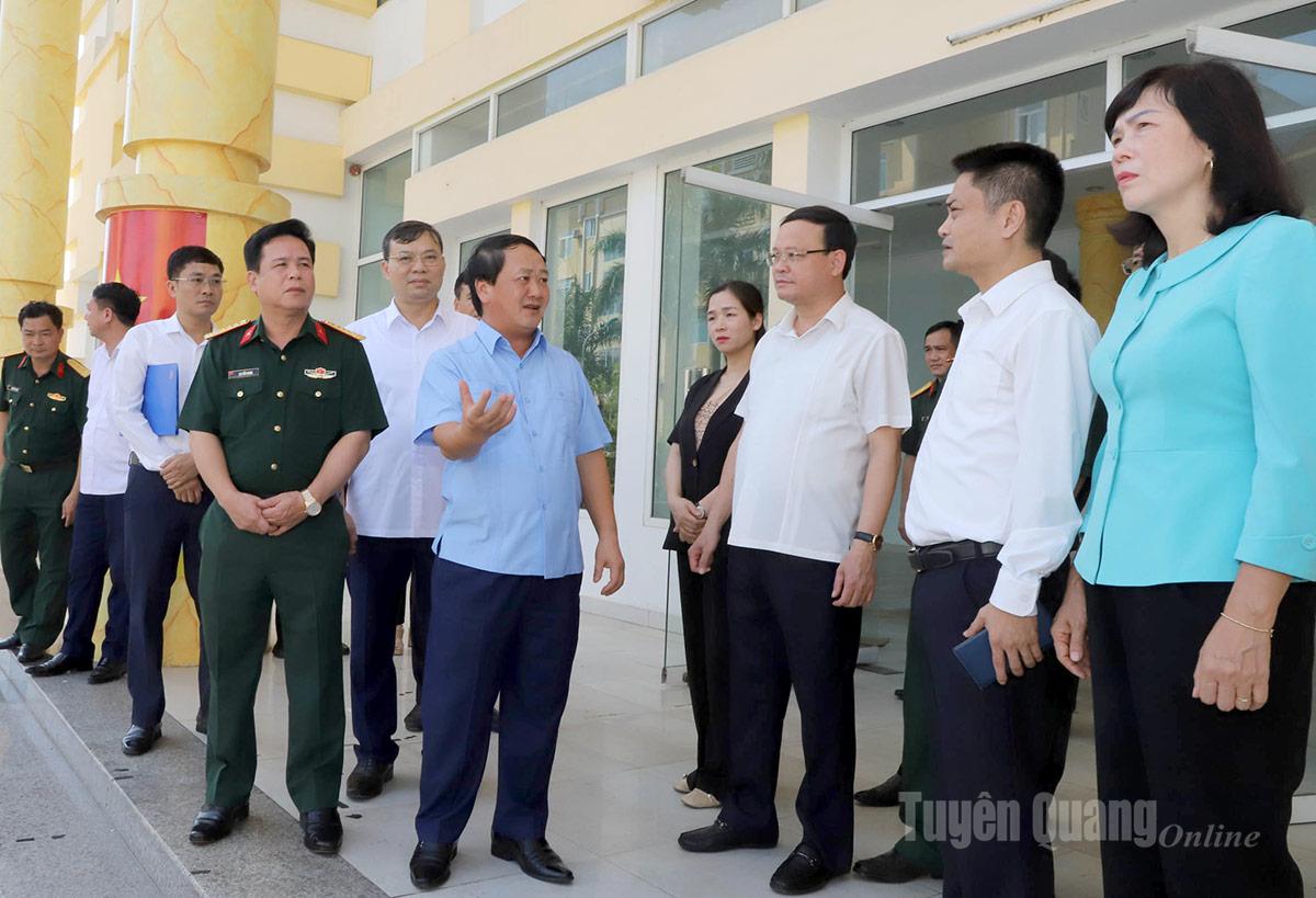 Bí thư Tỉnh ủy Hầu A Lềnh khảo sát nơi ở, làm việc của lực lượng công an, quân đội tại xã Yên Sơn.