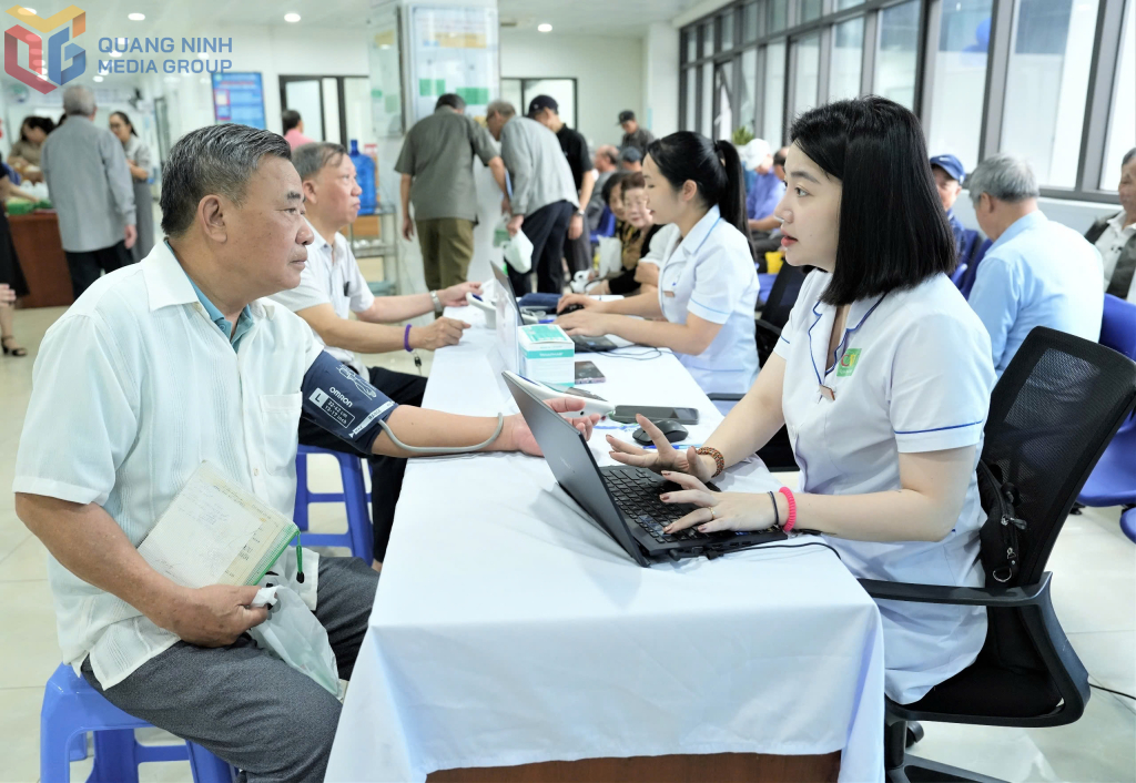 CDC Quang Ninh visits and examines the health of war veterans in Ha Long ward (Photo: CDC Quang Ninh).