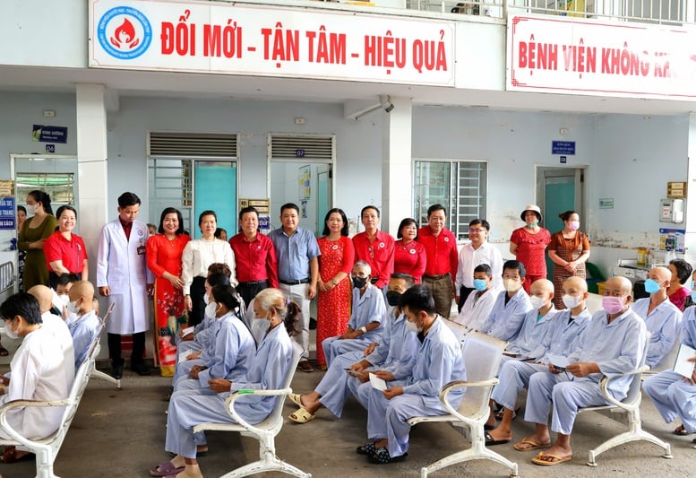 Ngày hội 'Sắc đỏ Tây Đô' và tôn vinh người hiến máu tiêu biểu- Ảnh 2.
