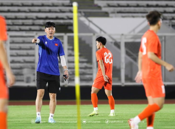 U23 Việt Nam tập mà không có HLV Kim Sang Sik - Ảnh 2.