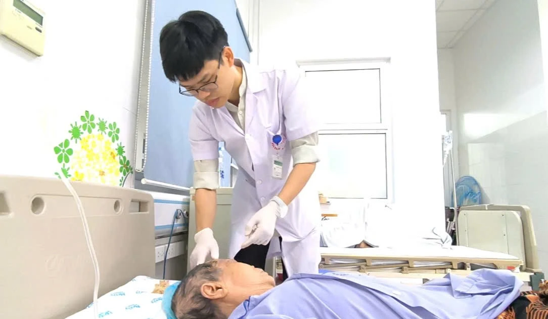 Cụ bà 78 tuổi hoại tử nửa đầu do zona thần kinh không điều trị kịp thời
