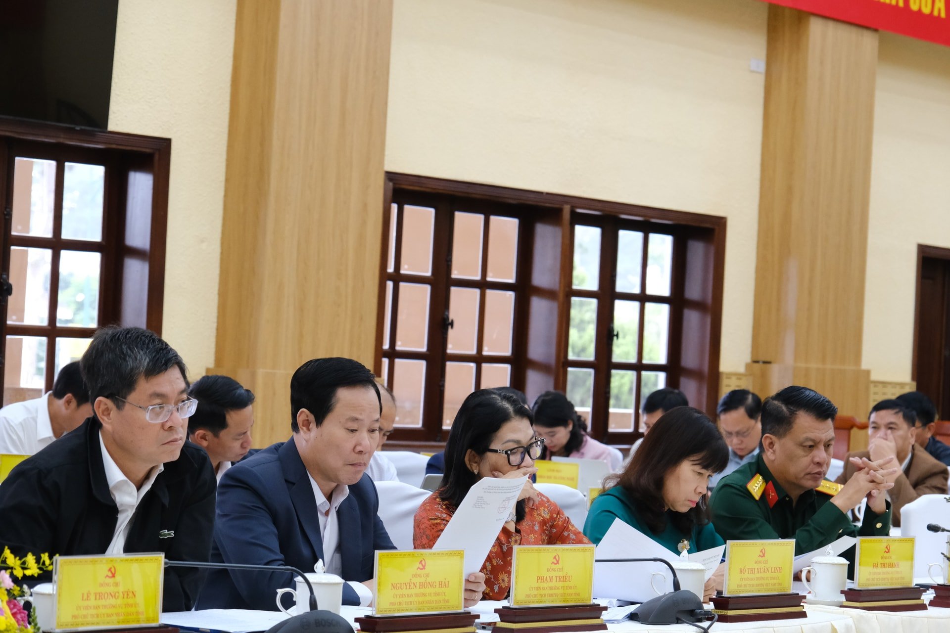 Các đồng chí trong Ban Chấp hành Đảng bộ tỉnh Lâm Đồng dự hội nghị