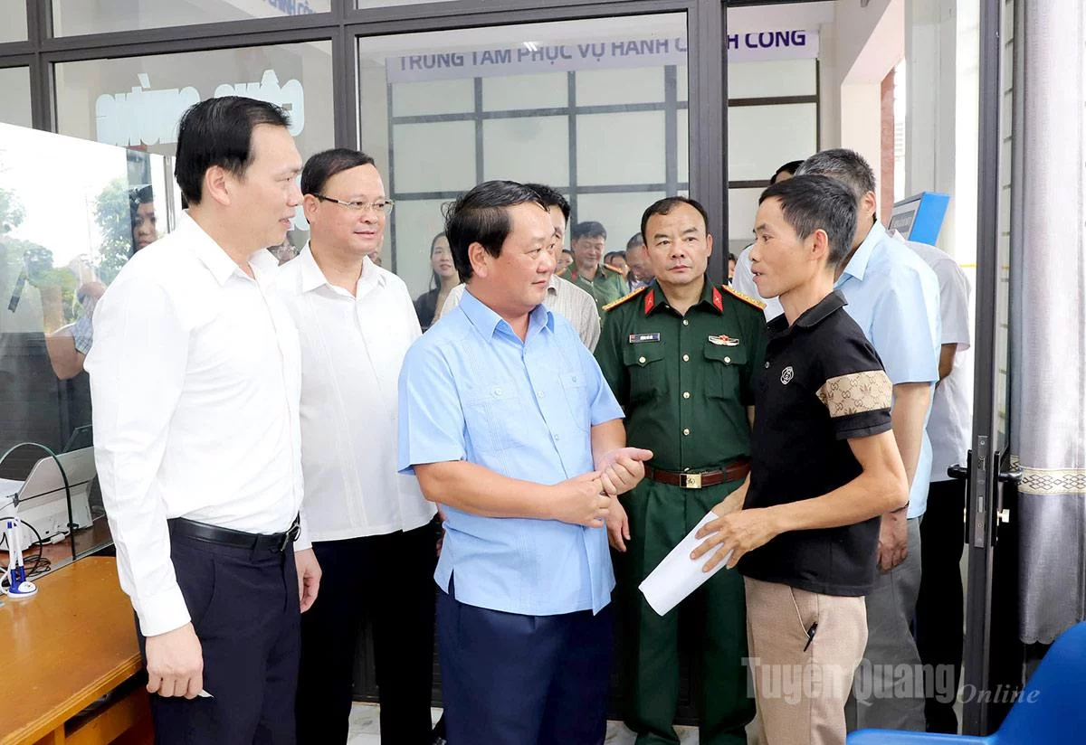 លេខាបក្សខេត្ត Hau A Lenh បានចុះសួរសុខទុក្ខប្រជាពលរដ្ឋដែលមកដោះស្រាយបែបបទរដ្ឋបាលនៅមជ្ឈមណ្ឌលសេវារដ្ឋបាលសាធារណៈឃុំ Chiem Hoa។