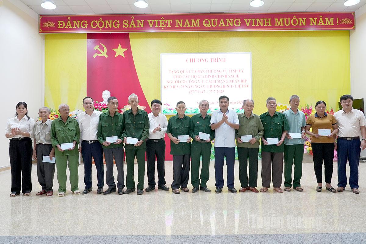 គណៈប្រតិភូការងារលេខ ១១ នៃគណៈកម្មាធិការអចិន្ត្រៃយ៍គណៈកម្មាធិការបក្សខេត្ត Tuyen Quang ជូនអំណោយដល់យុទ្ធជនពិការ និងគ្រួសារគោលនយោបាយនៅឃុំ Tan An។