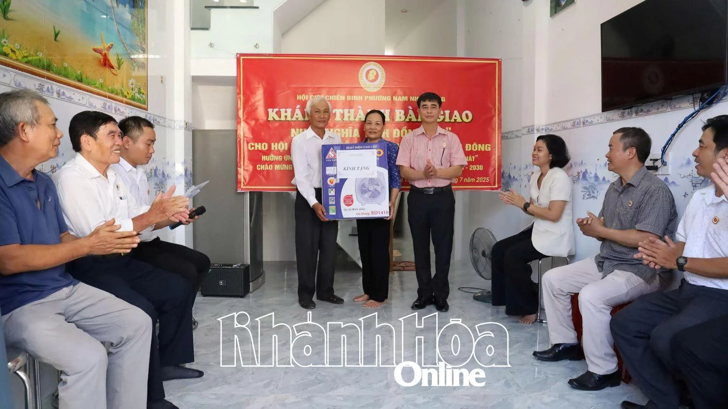 Representatives of the units gave gifts to the family.
