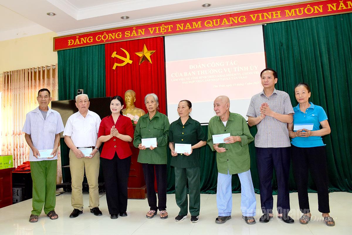 Đồng chí Vương Ngọc Hà, Uỷ viên Ban Thường vụ Tỉnh uỷ, Phó Chủ tịch UBND tỉnh tặng quà cho người có công và gia đình chính sách trên địa bàn xã Tân Trào. Ảnh: Minh Hoa