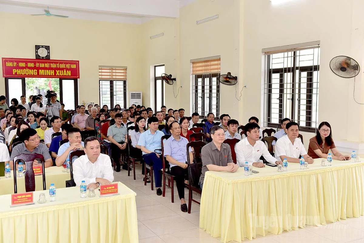 Các đại biểu và cử tri tại hội nghị.