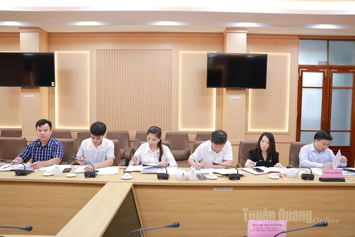 Ban Thường vụ Đảng ủy Sở Nông nghiệp và Môi trường tại buổi duyệt văn kiện Đại hội Đảng bộ Sở.