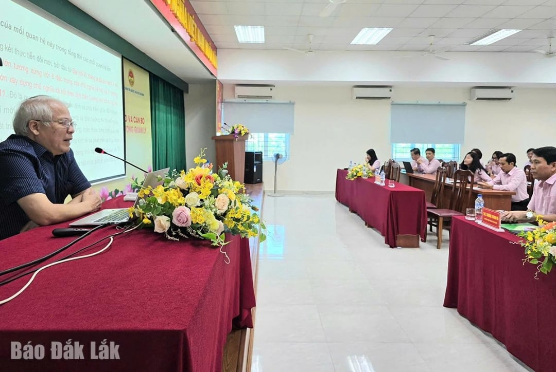 GS.TS Trần Văn Phòng, Nguyên Viện trưởng Viện Triết học, Ủy viên Thường trực Hội đồng Khoa học Học viện Chính trị Quốc gia Hồ Chí Minh, Ủy viên Hội đồng Lý luận Trung ương, Ủy viên Ban biên tập Văn kiện Đại hội XIV của Đảng trình bày chuyên đề tại khóa đào tạo.