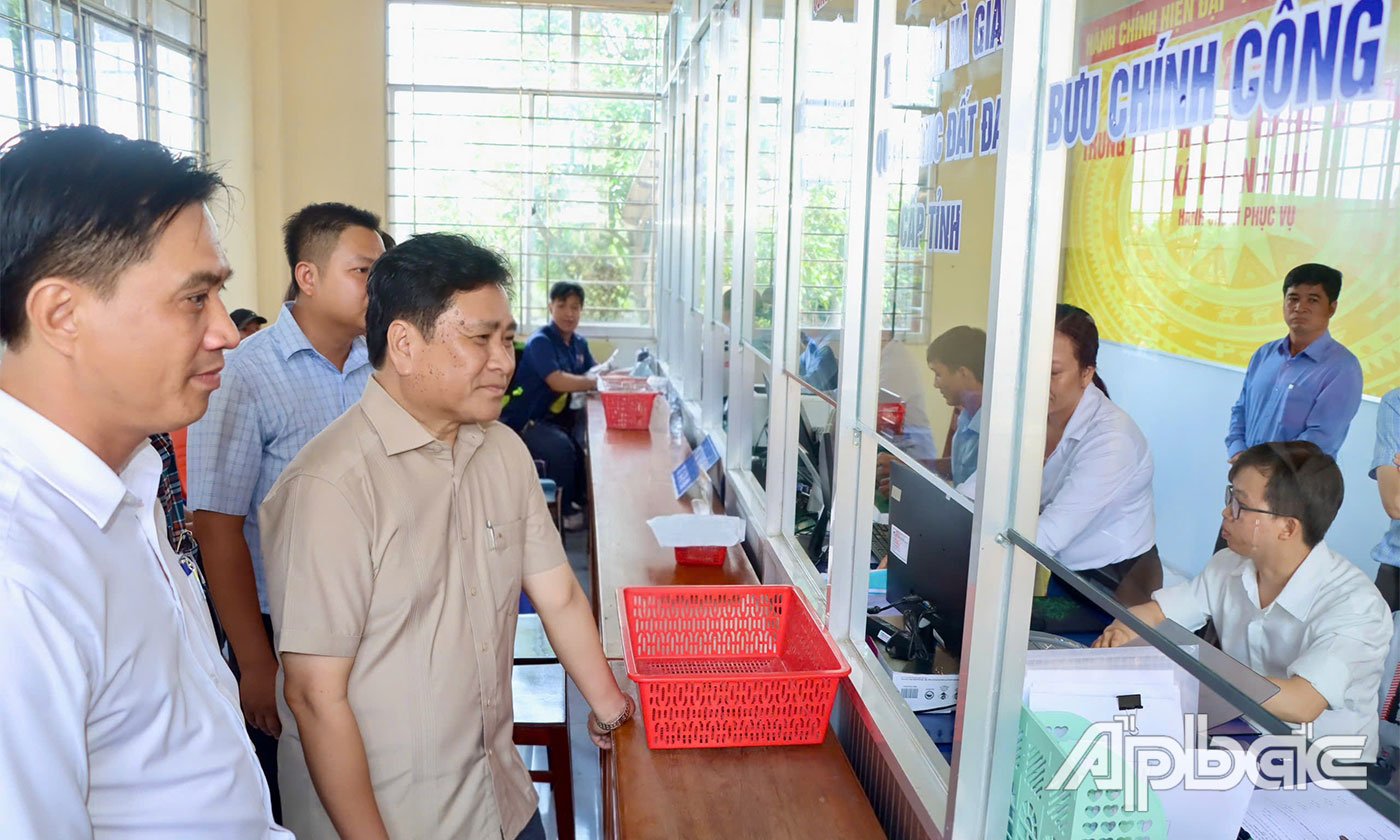 Đồng chí Trần Văn Dũng khảo sát thực tế tại Trung tâm Phục vụ hành chính công xã Phong Mỹ.