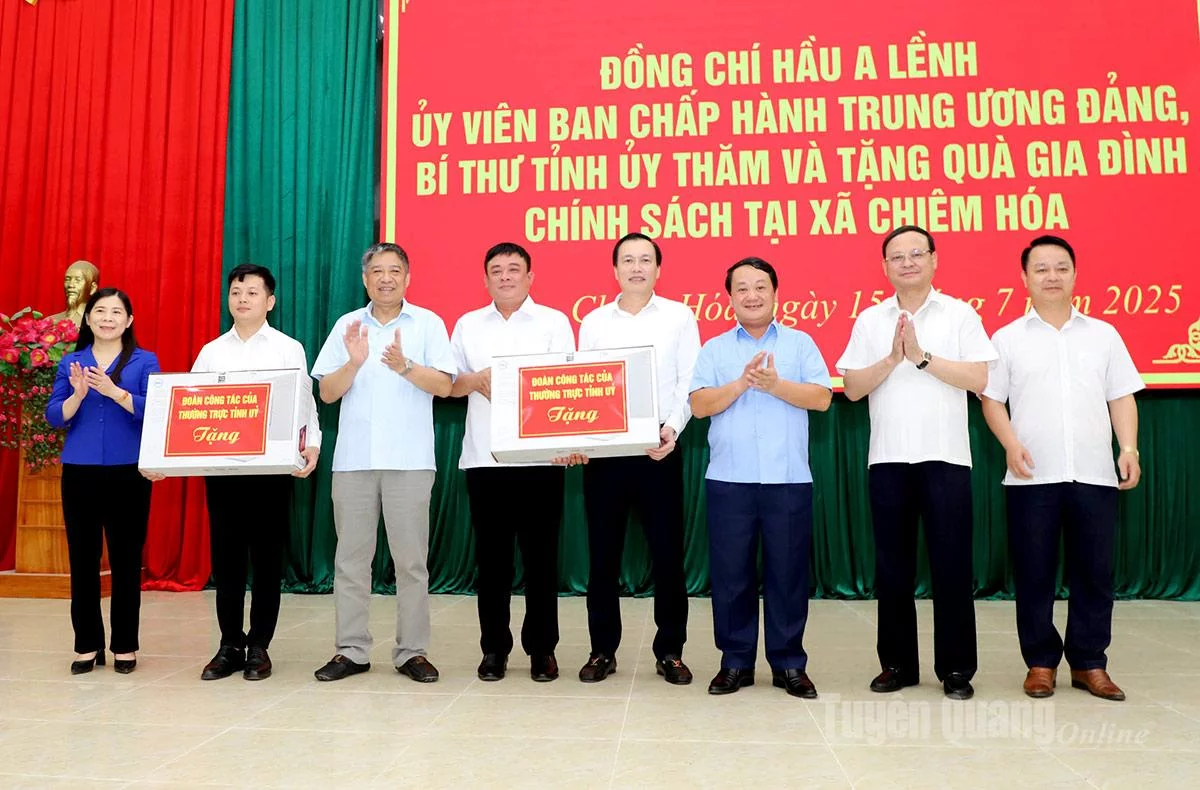 លេខាបក្សខេត្ត Hau A Lenh ជូនអំណោយដល់មន្ត្រី និងនិយោជិតនៃមជ្ឈមណ្ឌលសេវារដ្ឋបាលសាធារណៈឃុំ Chiem Hoa។