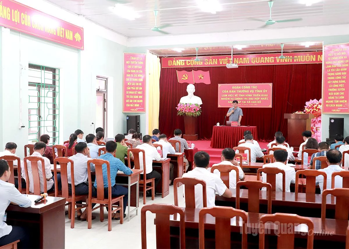 ទិដ្ឋភាពទូទៅនៃសម័យប្រជុំការងាររបស់អនុប្រធានគណៈកម្មាធិការប្រជាជនខេត្ត Hoang Gia Long ជាមួយគណៈកម្មាធិការបក្សឃុំ Cao Bo។ រូបថត៖ Phi Anh