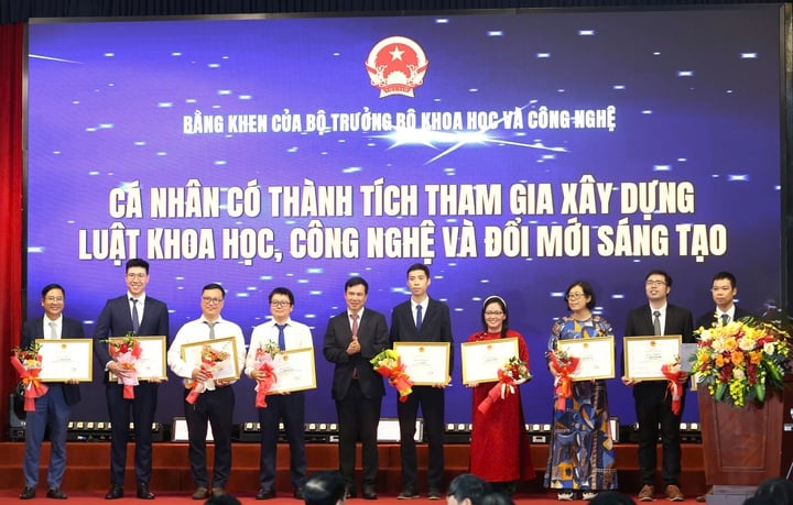 Vinh danh các tập thể, cá nhân tiêu biểu đóng góp vào hành trình lập pháp và chuyển đổi số ngành KH&CN - Ảnh 7.