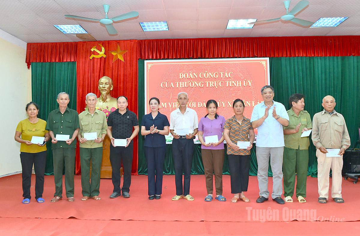 Đồng chí Lê Thị Kim Dung, Phó Bí thư Thường trực Tỉnh ủy và đồng chí Nguyễn Hồng Trang, Phó Bí thư Thường trực chuyên trách Đảng ủy các cơ quan tỉnh tặng quà các thương bệnh binh, người có công xã Yên Lập.