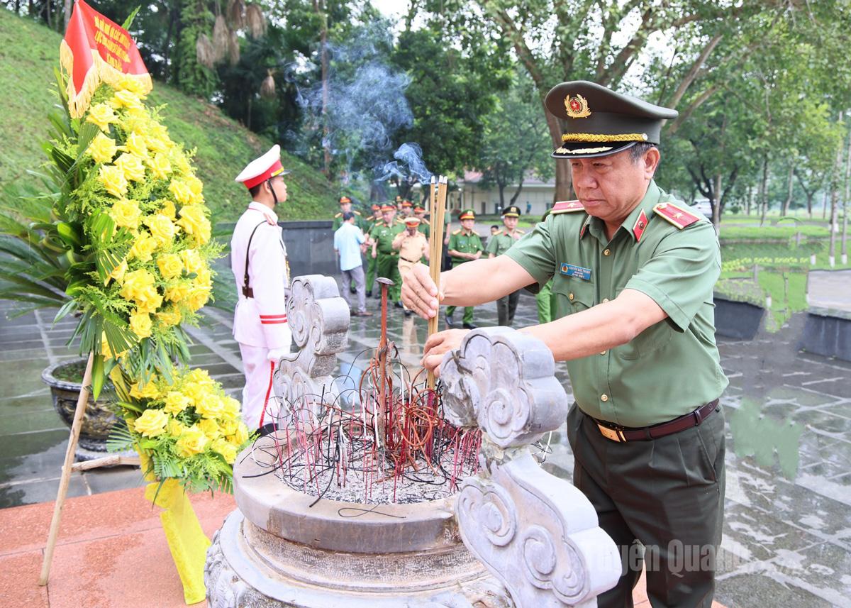 Đồng chí Giám đốc Công an tỉnh Nguyễn Đức Thuận dâng hương tại Khu Di tích Nha Công an Trung ương, xã Minh Thanh.