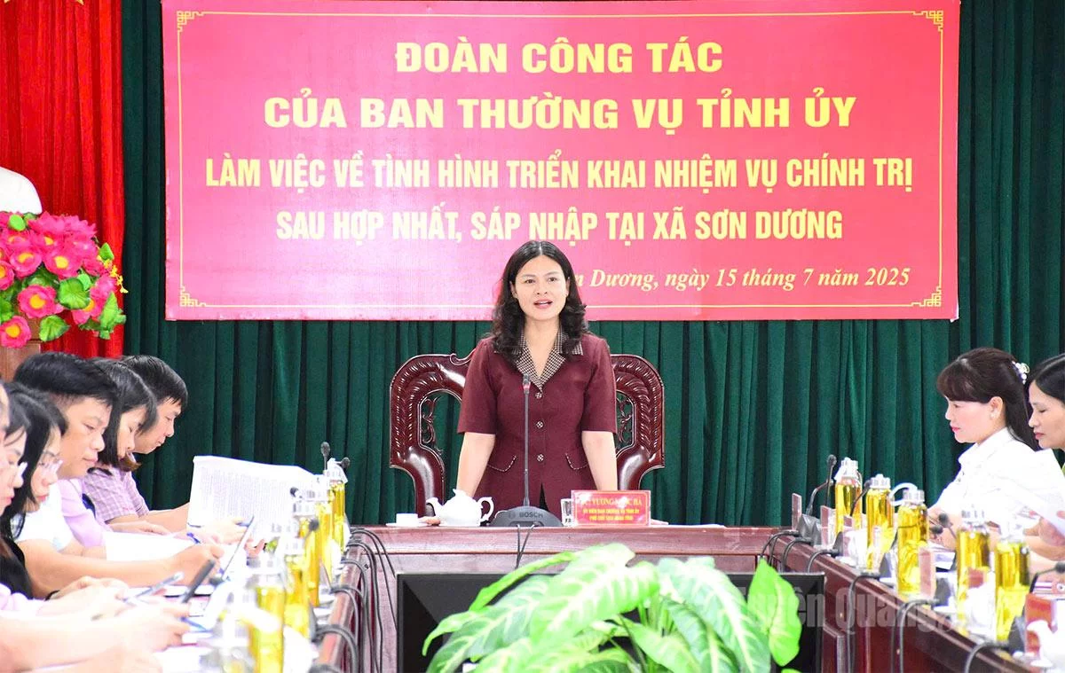 សមមិត្ត វឿង ង៉ុកហា សមាជិកគណៈកម្មាធិការអចិន្ត្រៃយ៍បក្សខេត្ត អនុប្រធានគណៈកម្មាធិការប្រជាជនខេត្ត ថ្លែងសុន្ទរកថាក្នុងកិច្ចប្រជុំ។ រូបថត៖ Minh Hoa