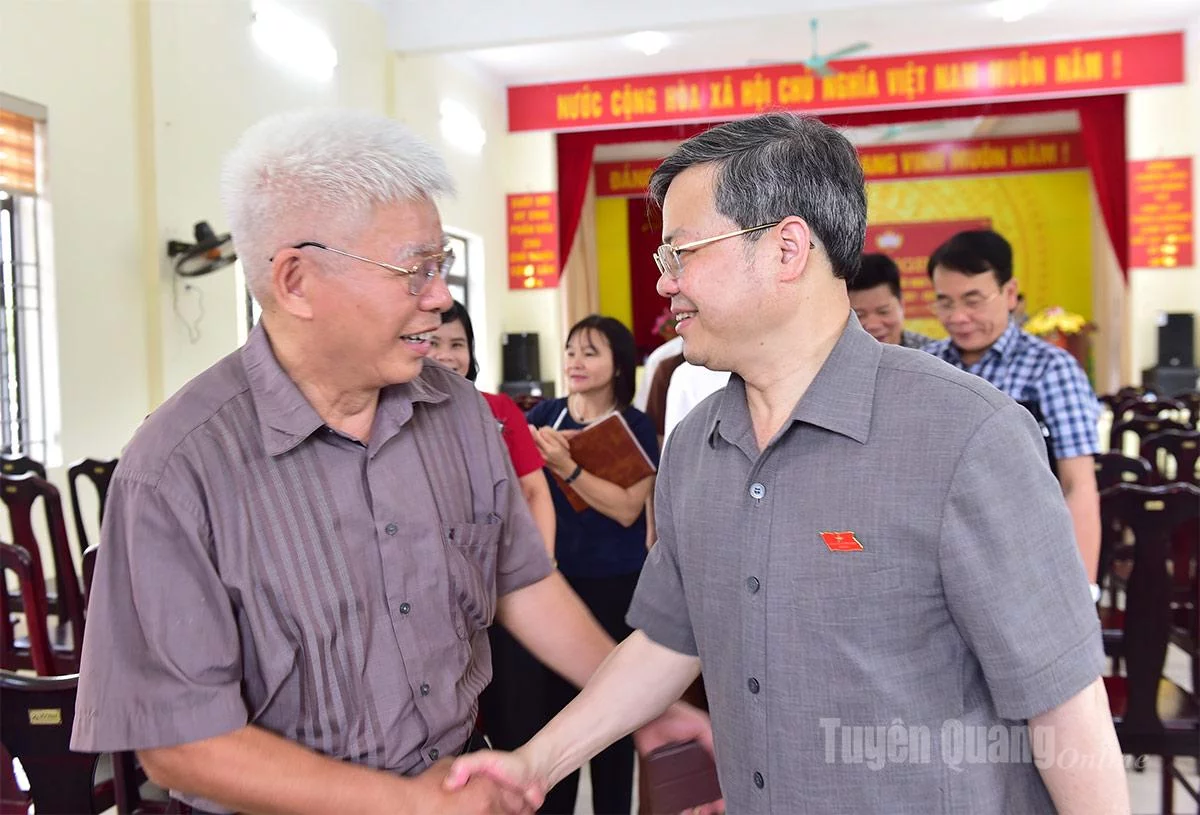 Chủ tịch HĐND tỉnh Nguyễn Văn Sơn cùng cử tri phường Minh Xuân.