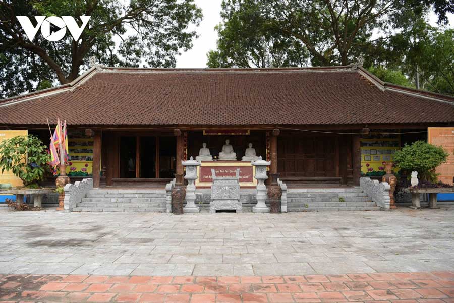 Với vị trí địa lý đắc địa và được bao quanh bởi sông nước hữu tình cùng núi non hùng vĩ, chùa Vĩnh Nghiêm mang vẻ đẹp thơ mộng và thanh bình

