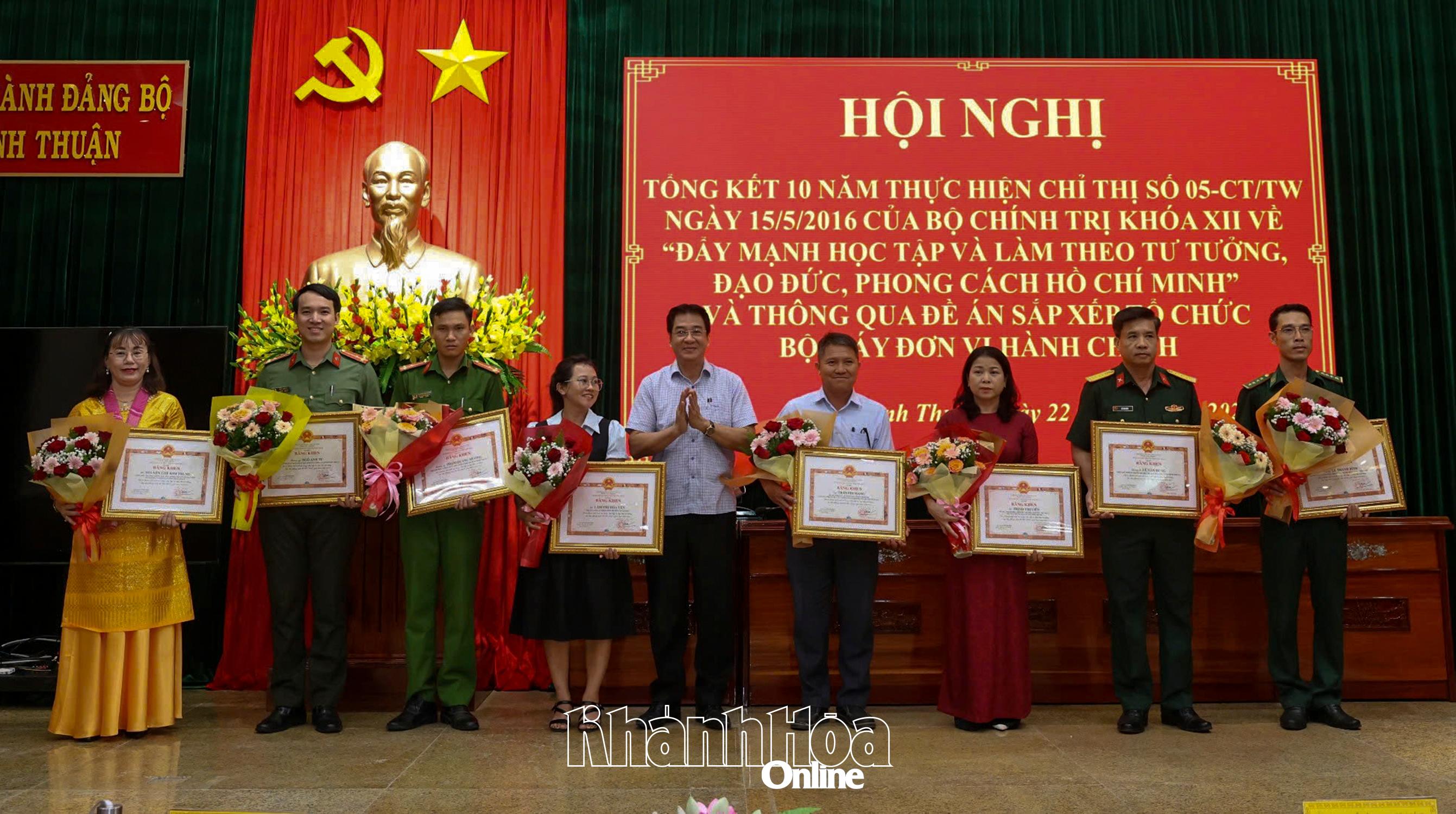 Phó Chủ tịch UBND tỉnh Nguyễn Long Biên trao bằng khen của UBND tỉnh cho Thạc sĩ, họa sĩ Chế Kim Trung (ngoài cùng bên trái) và các cá nhân đã có thành tích xuất sắc trong học tập và làm theo tư tưởng, đạo đức, phong cách Hồ Chí Minh giai đoạn 2016 - 2025.