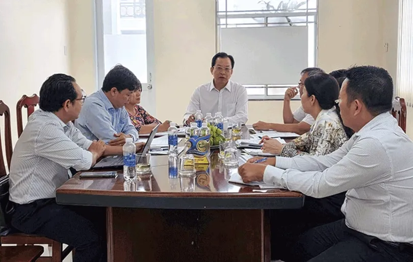 รองประธานคณะกรรมการประชาชนเมือง Vuong Quoc Nam ทำงานร่วมกับกรมการคลังและกองทุนค้ำประกันสินเชื่อสำหรับวิสาหกิจขนาดกลางและขนาดย่อม