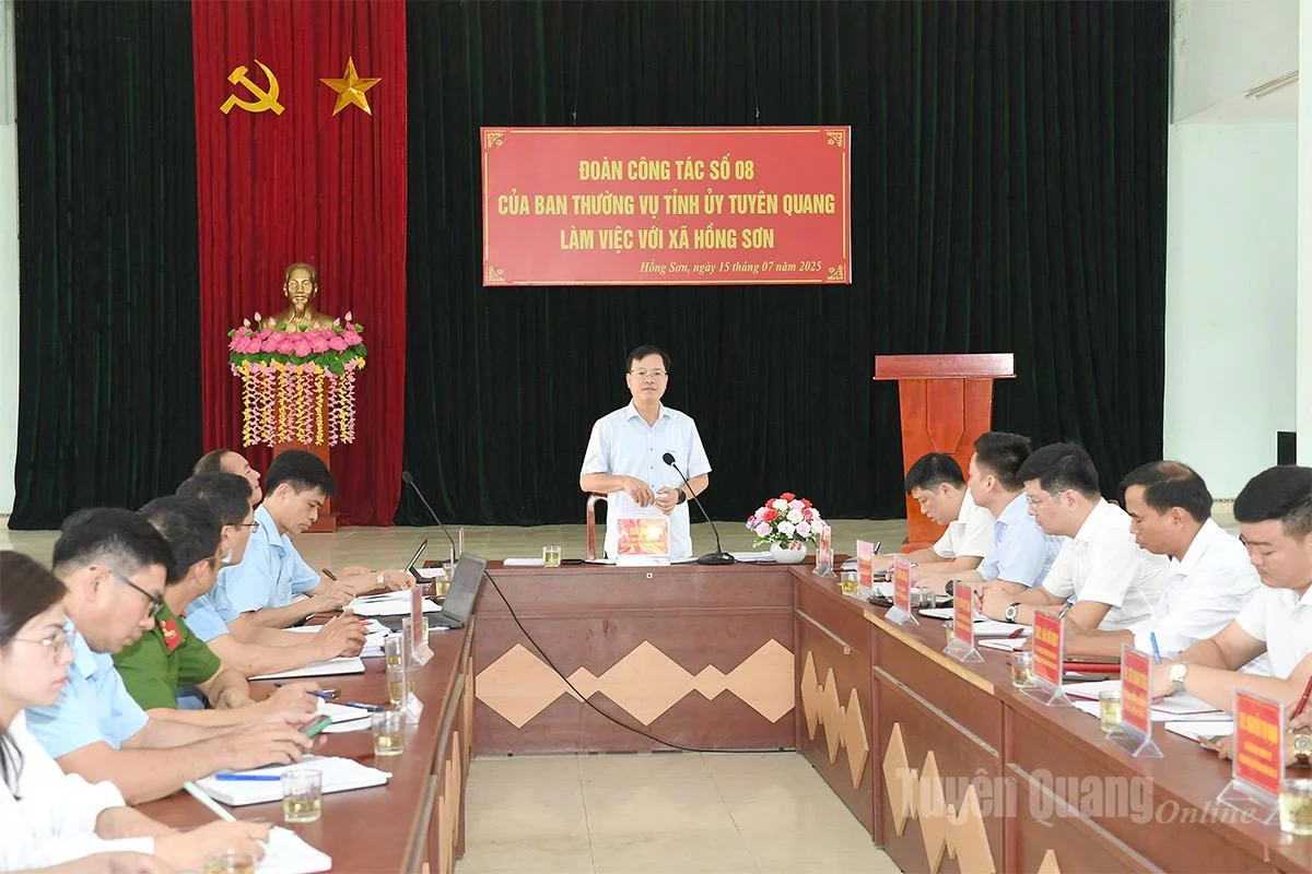 សមមិត្ត Hoang Hai Truong លេខាបក្ស និងជាប្រធានក្រុមប្រឹក្សាប្រជាជនឃុំ Hong Son បានអញ្ជើញជួបពិភាក្សាការងារជាមួយគណៈប្រតិភូគណៈកម្មាធិការអចិន្ត្រៃយ៍បក្សខេត្ត។ រូបថត៖ Huy Hoang