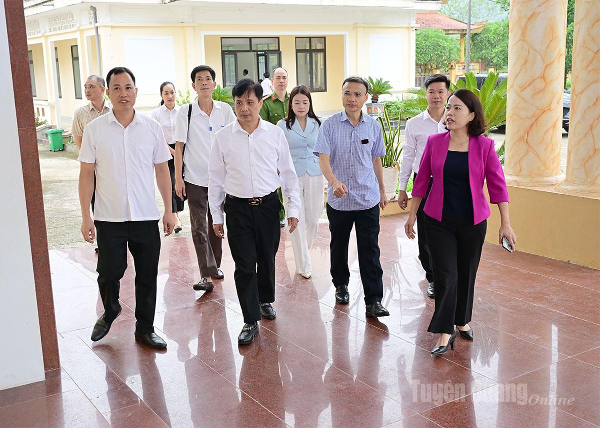 ក្រុមការងារលេខ១២ ចុះពិនិត្យប្រព័ន្ធហេដ្ឋារចនាសម្ព័ន្ធឃុំតាន់ឡុង។ រូបថត៖ Quang Hoa