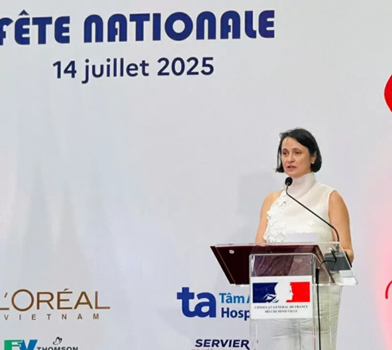 លោកស្រី Emmanuelle Pavillon-Grosser អគ្គកុងស៊ុលបារាំងប្រចាំទីក្រុងហូជីមិញ ថ្លែងក្នុងពិធីអបអរសាទរទិវាបុណ្យជាតិបារាំង (រូបថត៖ Bao Lan)