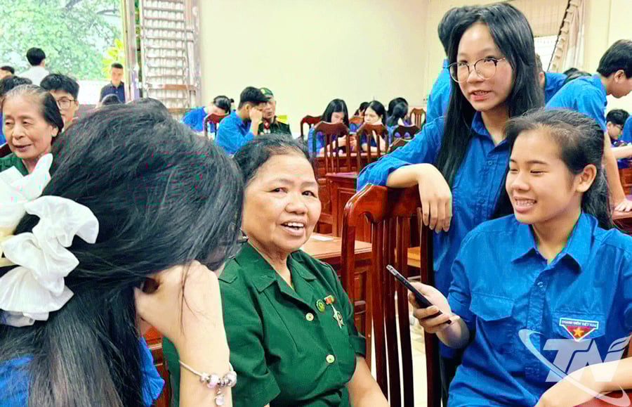 Bà Ma Thị Vân, cựu TNXP Đại đội 915, Đội 91 kể với các học sinh Trường THPT Lương Ngọc Quyến về kỷ niệm một thời không quên.