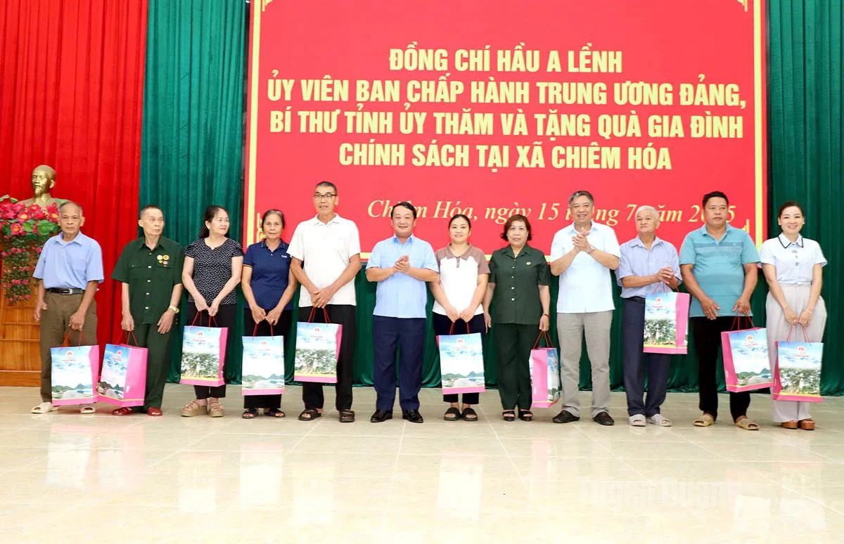 លេខាបក្សខេត្ត Hau A Lenh ជូនអំណោយដល់គ្រួសារគោលនយោបាយ និងអ្នកមានបុណ្យនៅឃុំ Chiem Hoa។