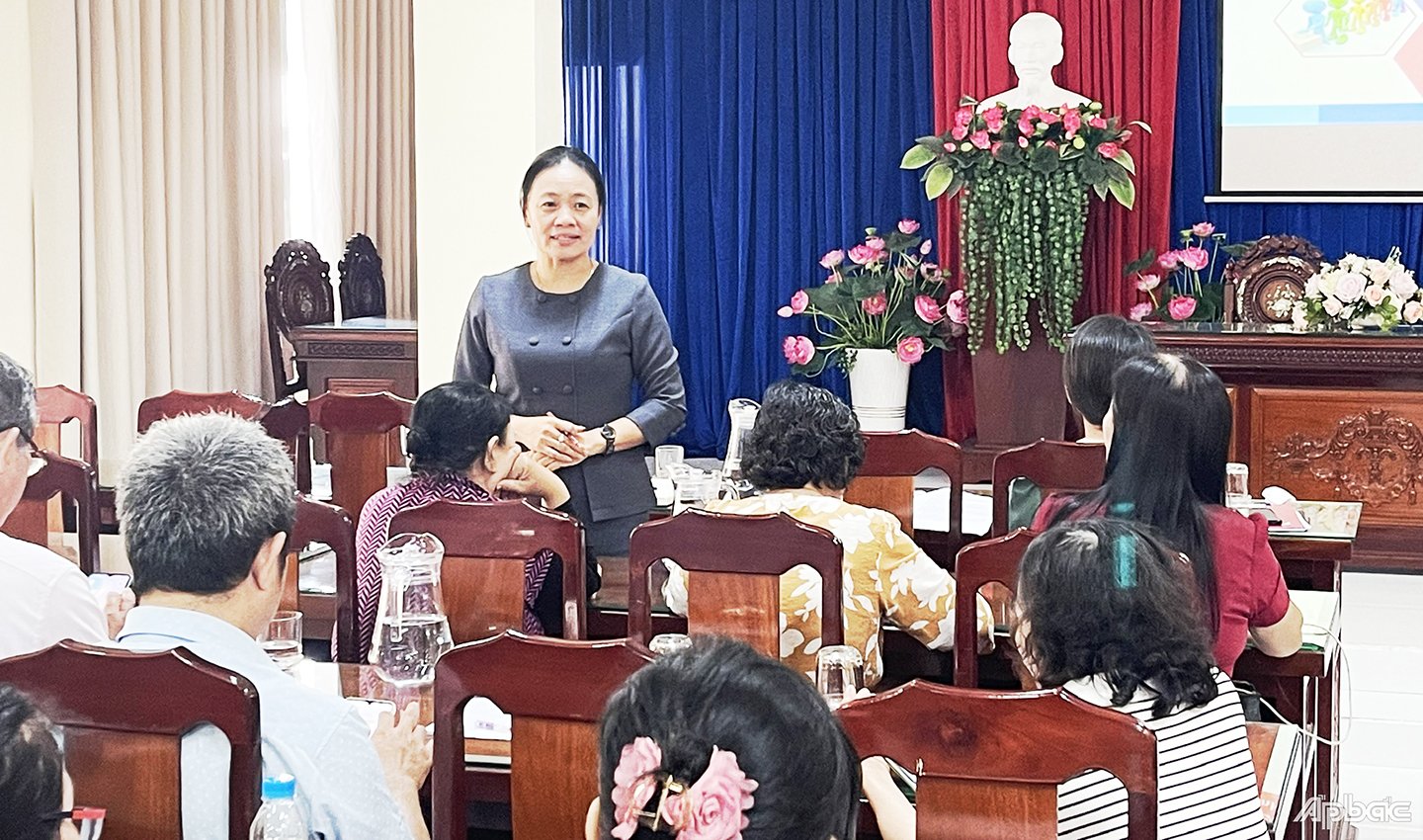 Bà Nguyễn Thị Vinh Quang, Phó Bí thư Đảng ủy, Chủ tịch UBND phường Mỹ Tho phát biểu tại buổi tập huấn.